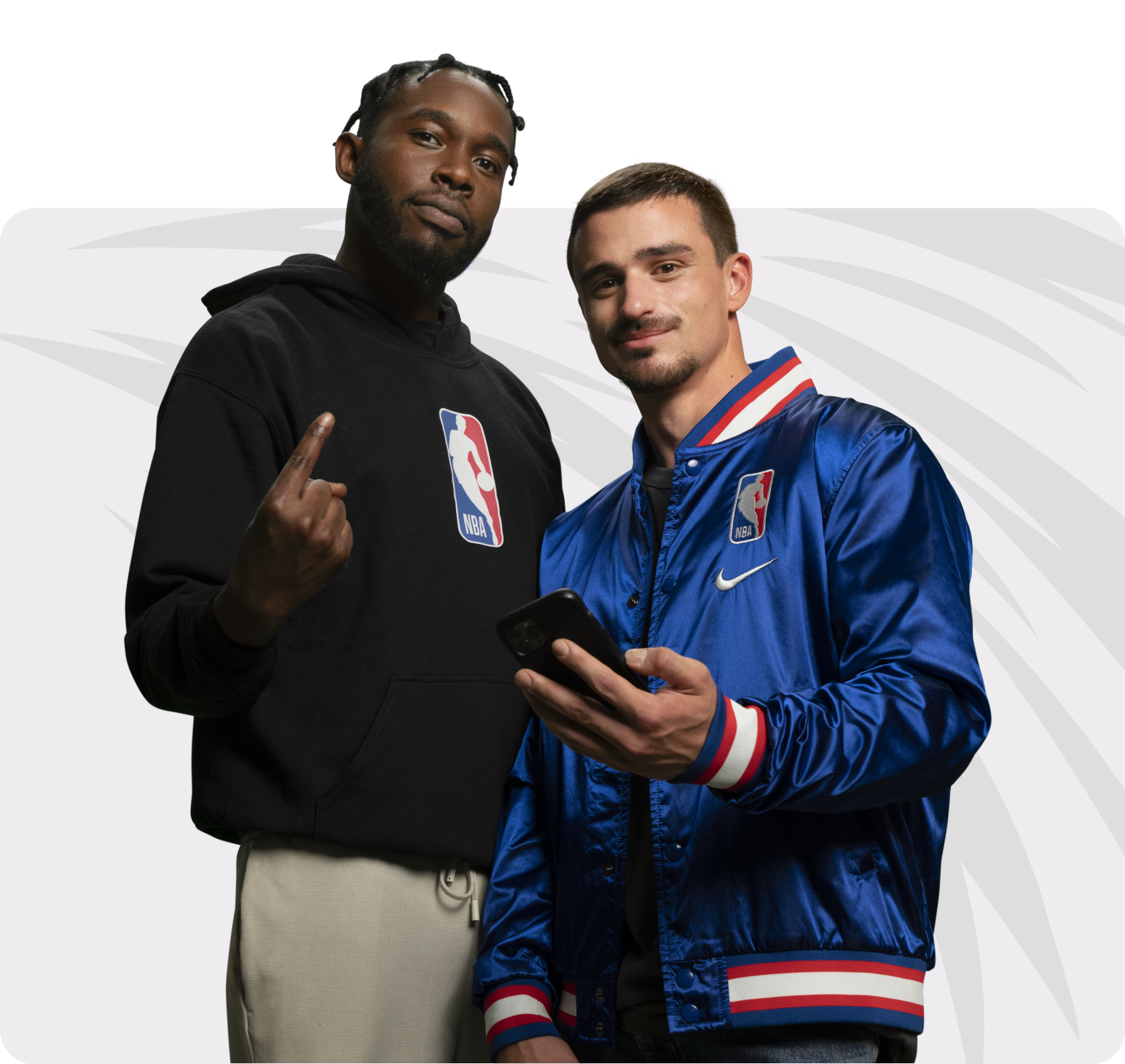 Deux hommes avec un téléphone portable et des vestes NBA.