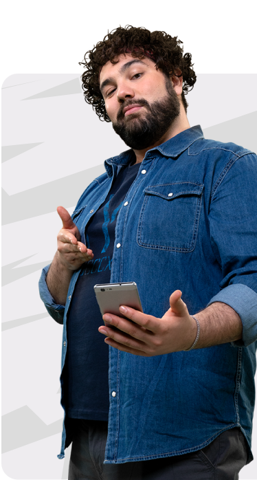 Un homme pointant du doigt son téléphone.