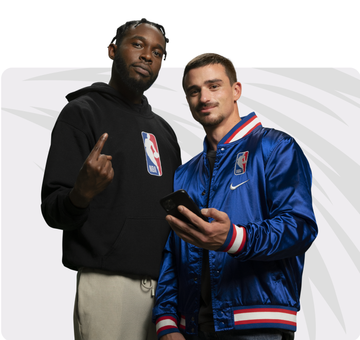 Deux hommes en veste de la NBA.